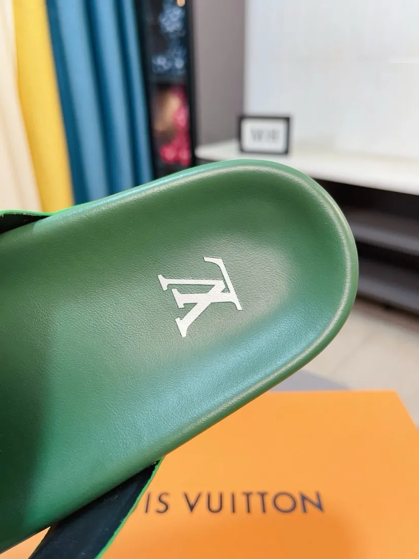 Men's shoes💰300🌹🌹【LV】Multi-color new men's slippers, original top-quality version, original special cowhide with pebbled embossing➕sheepskin on the inner and side, non-slip combination sole, more stable walking, more comfortable and lightweight, high-end and generous, size: 38~44